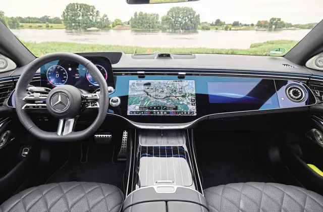 El cockpit lleva tres pantallas, y un sistema de inteligencia artificial perfecto.