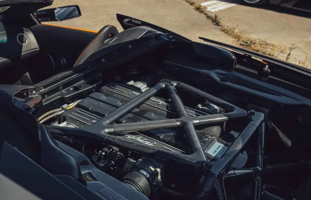 Motor V12, como debe ser.