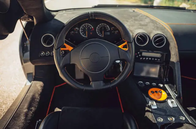 Un cockpit claro y conciso. Dirigido a la conducción pura.