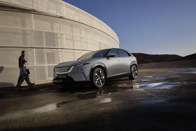 El Mazda CX-6e apuesta por una personalidad propia inspirada en la estética minimalista japonesa.
