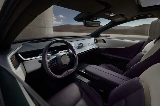 El Mazda CX-6e integra en su interior una pantalla panorámica de 26 pulgadas con resolución 5K.