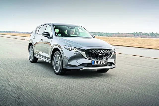 El CX-5 cuenta con una robusta transmisión automática por convertidor de par, motores de gasolina sin turbo y prescinde de la compleja tecnología híbrida.