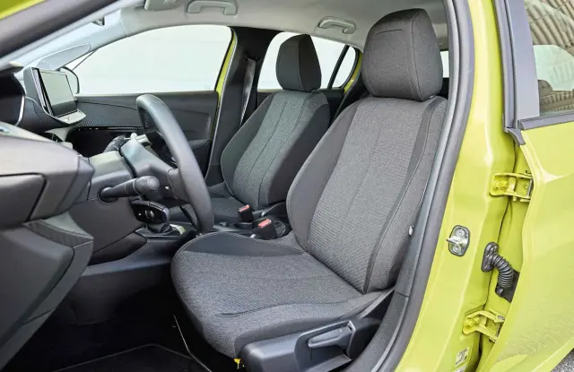 Los asientos del Peugeot son cómodos, pero agarran peor que los de su rival.