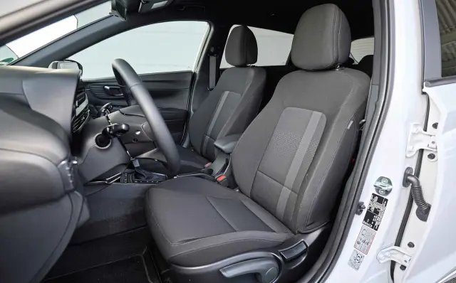 Los asientos del Hyundai sin más generosos, y agarran mejor.