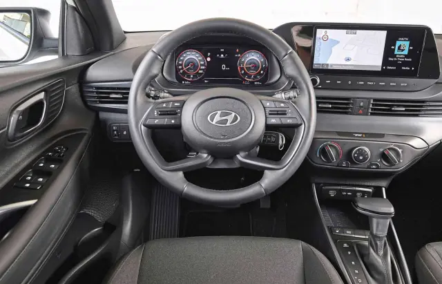 Cockpit bien pensado, pero peor acabado que el de su rival.
