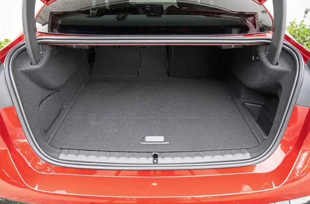 El maletero del BMW es menos capaz.