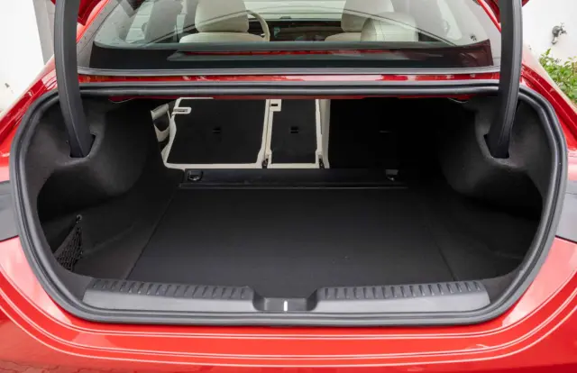 En el maletero del Mercedes entran 45 litros más.