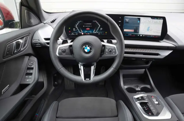 En el cockpit del BMW tienes una postura más deportiva.