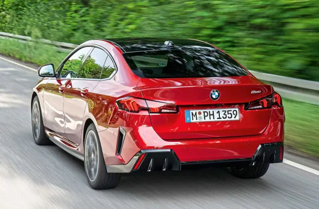 El BMW tiene un comportamiento más enérgico y deportivo, pero menos confortable.