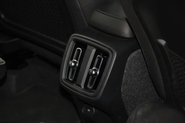 Es agradable encontrarse una doble salida de aireación. También hay dos USB-C.