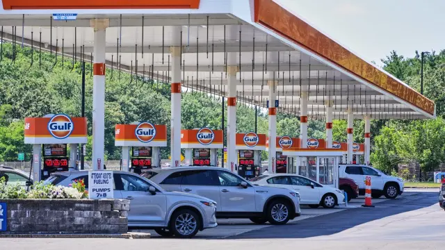 El precio del diésel ha subido un 72% un año, el de la gasolina, un 46% en ocho meses.