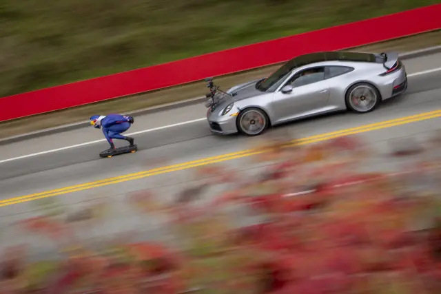 Diego Poncelet acompañado por el Porsche 911 en la consecución del récord.