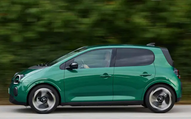 El Twingo es bastante más lento y menos potente.