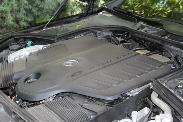 Bajo el capó, un V6 turbo al que se une un eléctrico, para un total de 408 CV.