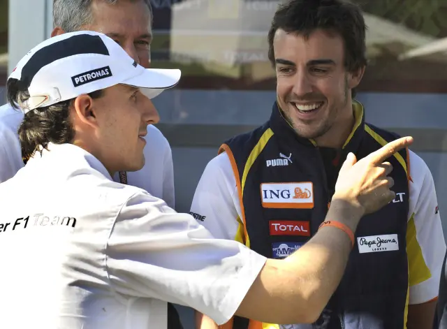 Robert Kubica y Fernando Alonso hablando en la temporada 2009