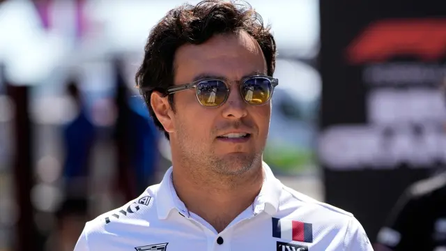 El piloto de Cadillac F1 recibe un regalo por parte de la marca estadounidense