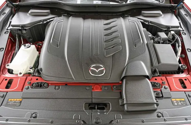 El motor diésel de 6 cilindros es potente y silencioso.