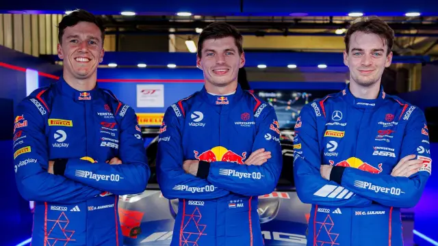 Max Verstappen posa junto a sus dos compañeros en Portugal