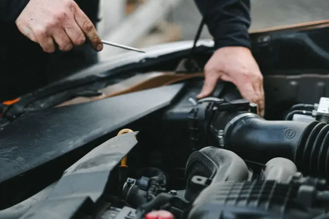 Un mecánico reparando una avería de un coche moderno