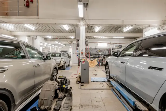 Dos coches averiados en un taller
