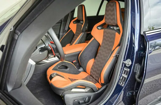 Los asientos del BMW agarran con firmeza.