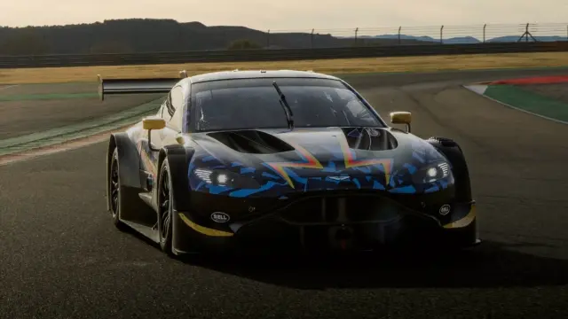 El coche elegido para esta experiencia es un Aston Martin DTM