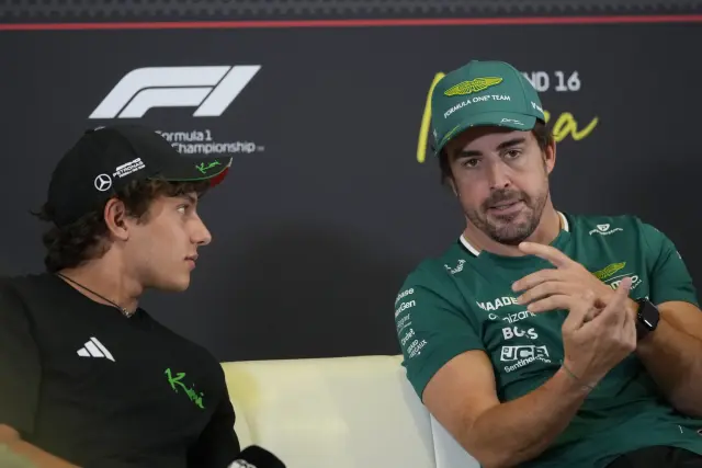 Kimi Antonelli charlando con Fernando Alonso